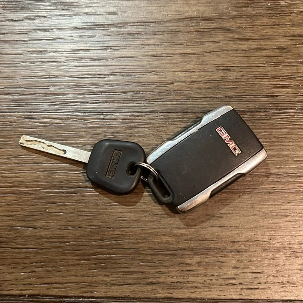 GMC Key/Fob​​​ - Picture 2 of 3
